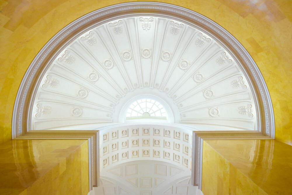 Beeindruckende Rotunde mit Stukkatur in der Kaiserresidenz München