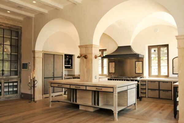 Helle Designerküche aus Holz und STein im Landhausstil mit Kreuzgewölbe