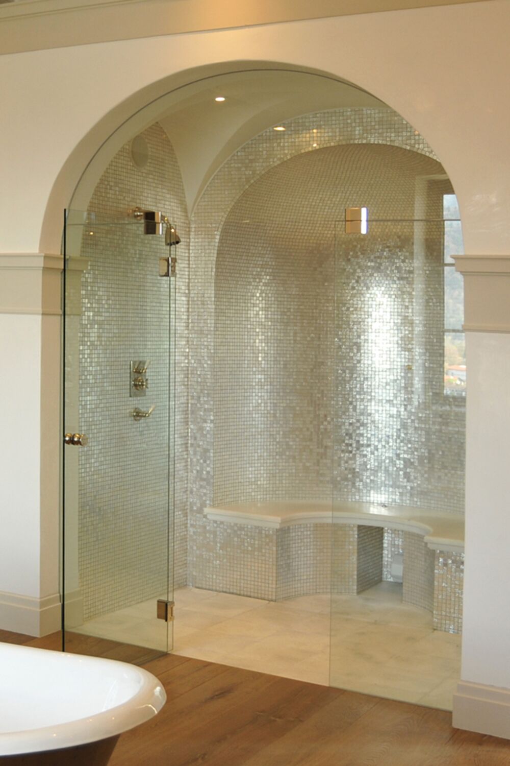 Großes Badezimmer mit Dampfbad unter Kreuzgewölbe mit großzügigem Glaselement