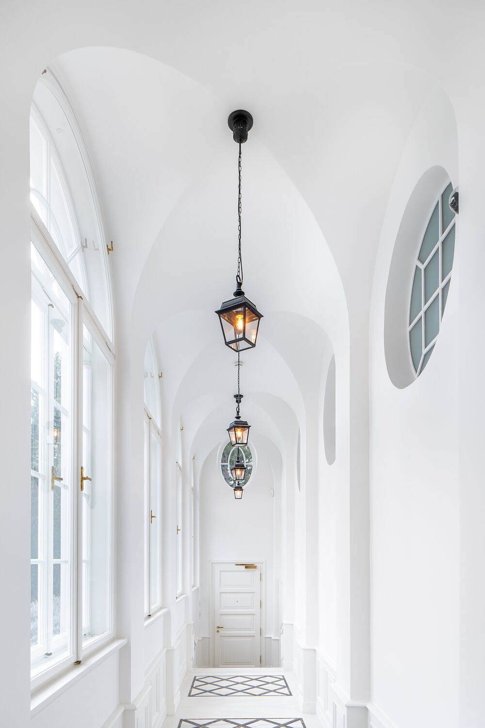 Helle Orangerie mit Kreuzgewölbegang und Marmorboden aus Südtirol