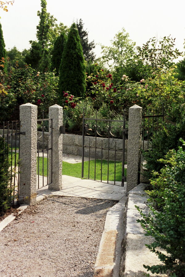 Edler Gartenzaun aus Schmiedeeisen und Granitsteher im südländischen Flair