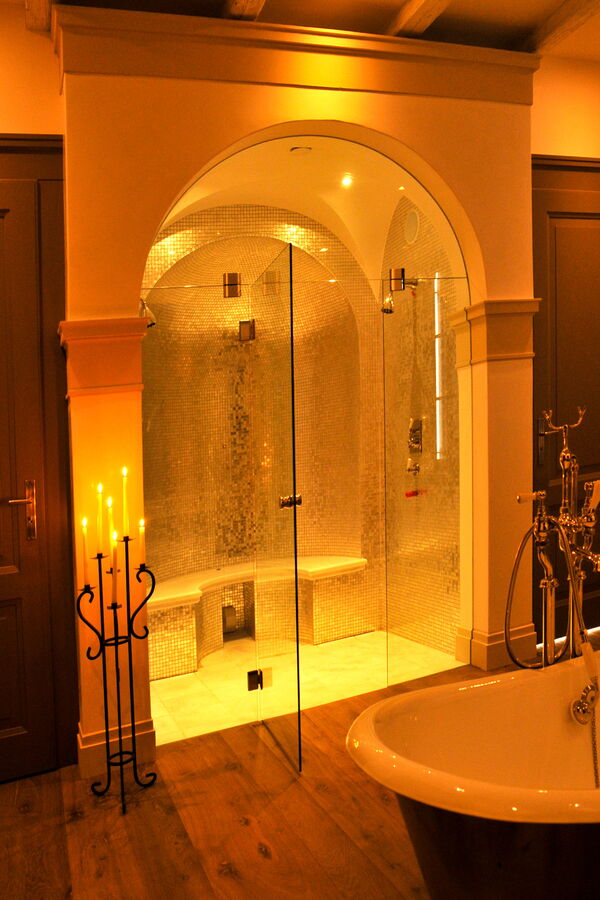 Romantische Stimmung im eindrucksvollen Dampfbad mit Kreuzgewölbe und integrierter Deckenbeleuchtung