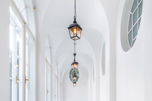 Helle Orangerie mit Kreuzgewölbegang angepasst auf weiße Kastenfenster
