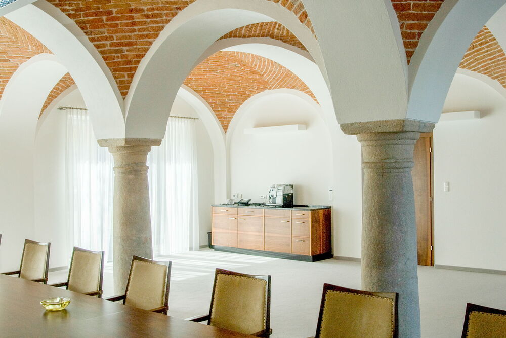 Heller Geschäftsraum im Sanierten Gewölbe mit verputzten Gewölbegurten