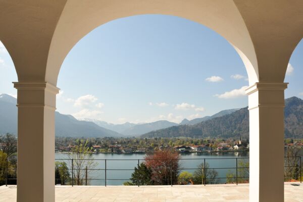 Eindrucksvoller Blick auf den Tegernsee unter dem gefertigten Kreuzgewölbe in Leichtbauform