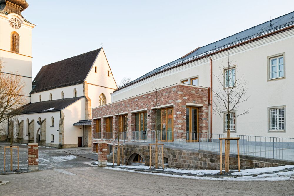 Winterstimmung im Pfarrheim Gallneukirchen mit neuer Ziegel- und Steinfassade