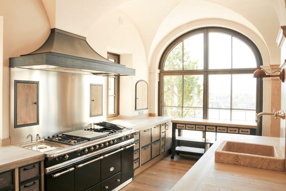 Designerküche im Landhausstil mit Kreuzgewölbe und großzügigen Fensterelementen