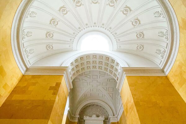 Rotunde, Gurtbogen und Prunkportal mit Stuckaturen der Gelben Treppe in der Kaiserresidenz München