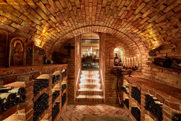Weinkeller mit Tonnengewölbe aus alten Ziegeln und gemauerten Weinnischen zur Weinlagerung