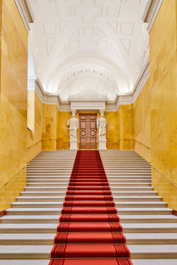 Gelbe Treppe der Residenz München mit eindrucksvollen Gewölbebauwerken vollständig rekonstruiert