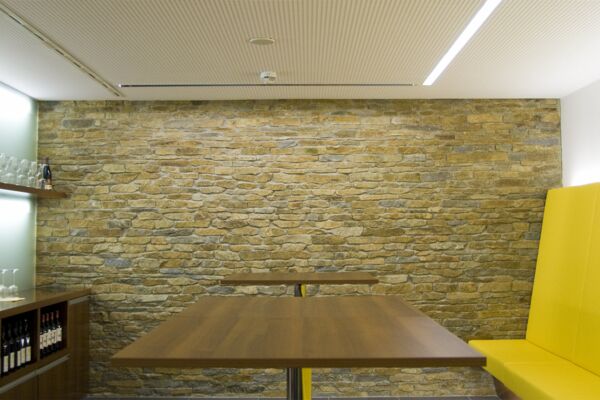 Edles Steinmauerwerk in modernen Geschäfts- und Meetingraum