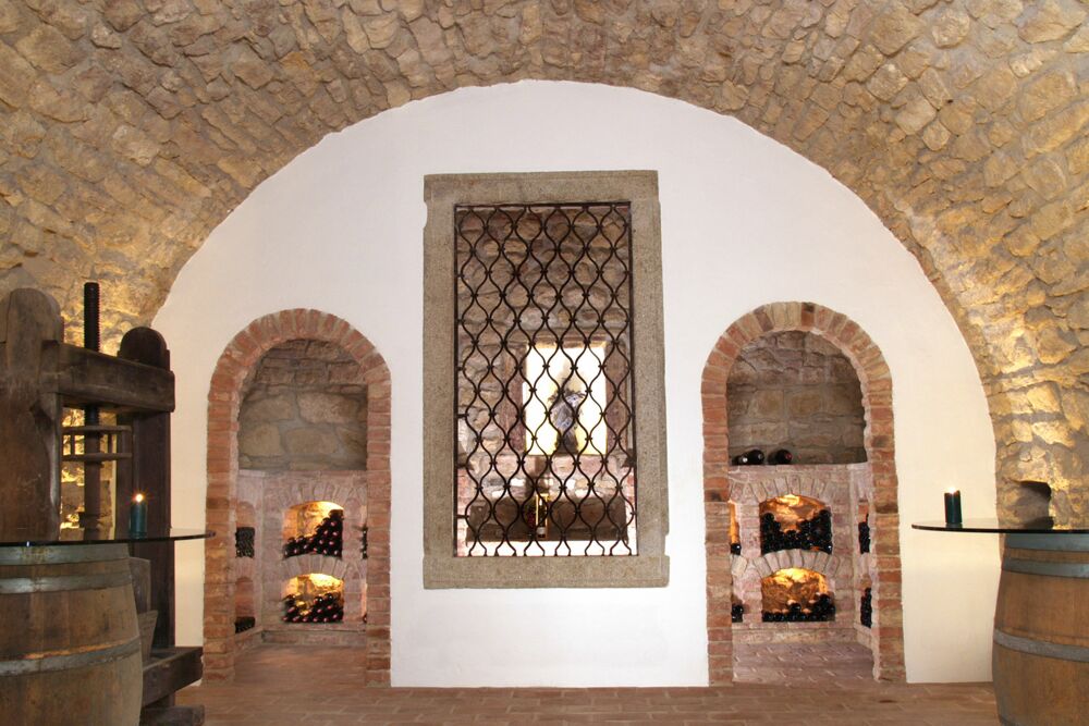 Sanierter Weinkeller mit Tonnengewölbe aus Stein und gemauerten Weinnischen