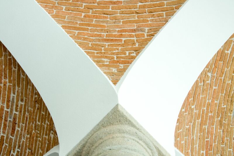 Sanierter und Verputzter Gewölbeanlauf auf alter Granitsäule