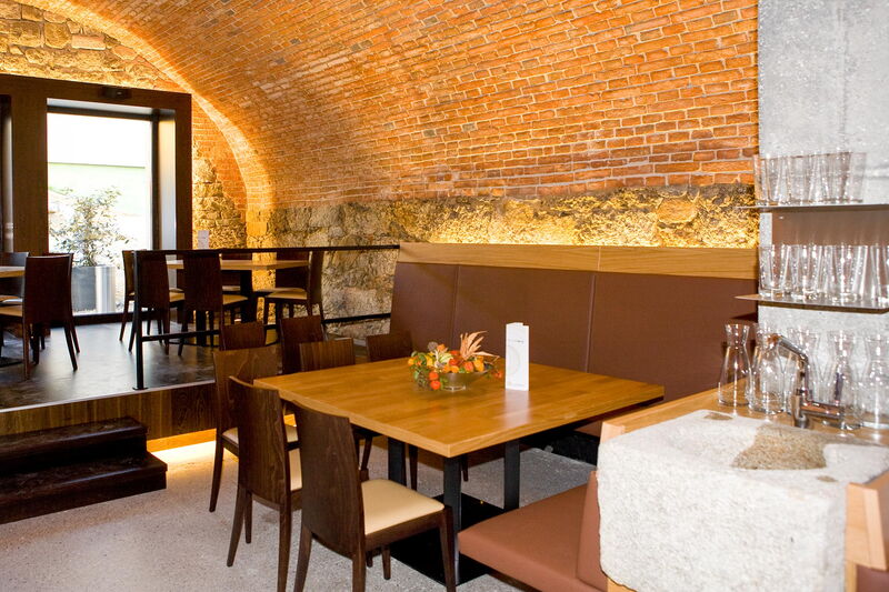 Geradliniges Interieur aus Holz mit dezenten Details im Tonnengewölbe