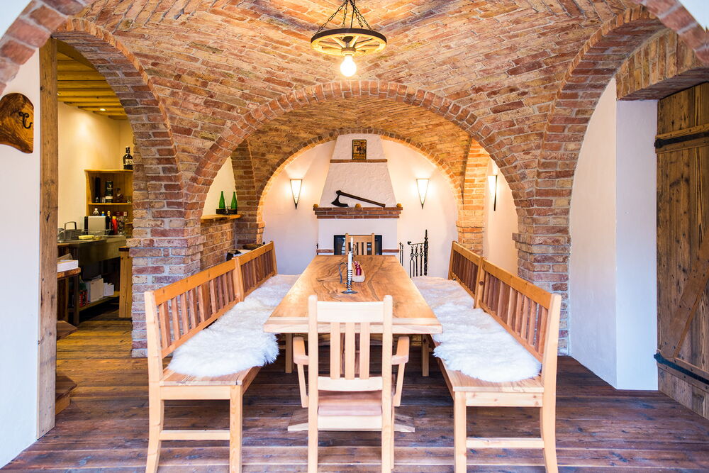 Gemütlicher Festraum mit Böhmischen Gewölbe, Kamin und gemauerter Bar mit Holzmöbel wohnlich eingerichtet