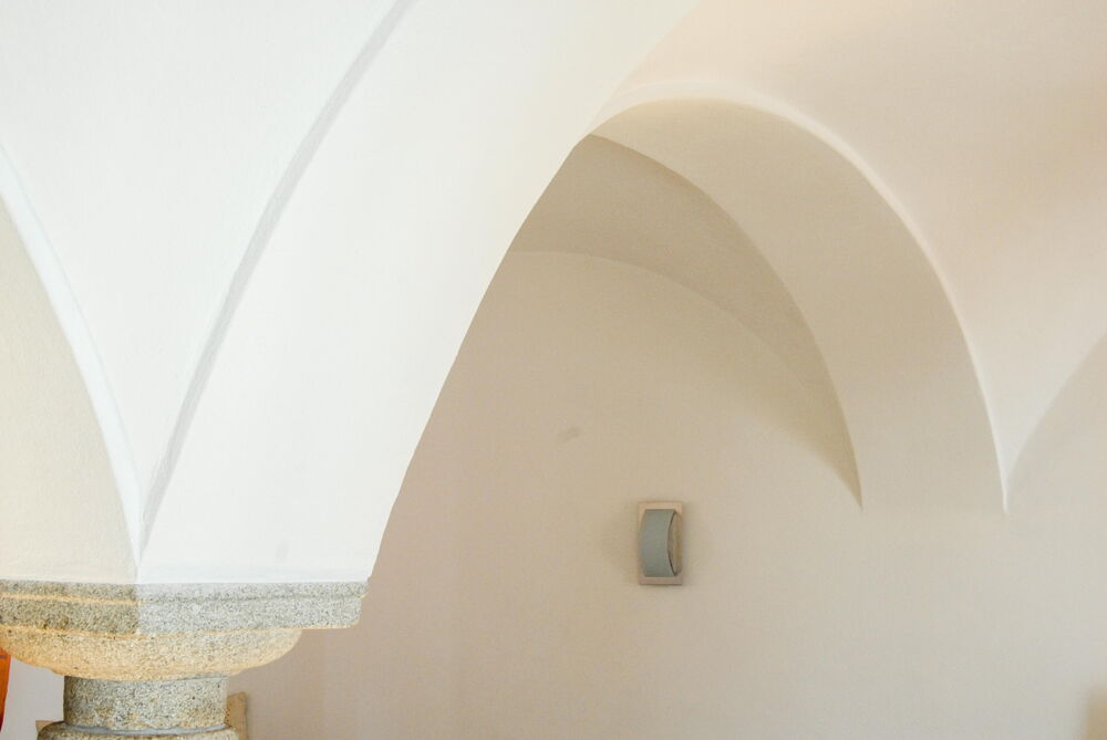 Heller Wohnraum mit verputztem Gewölbe und dezent verputzten Gewölbegurten