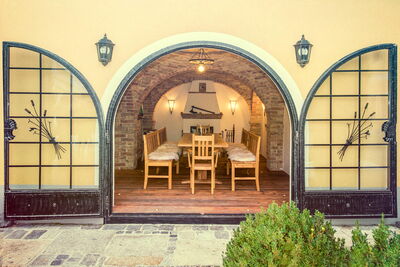 Geschmiedete Doppelflügeltür mit Blick in den wohnlich eingerichteten Gewölbe Festraum